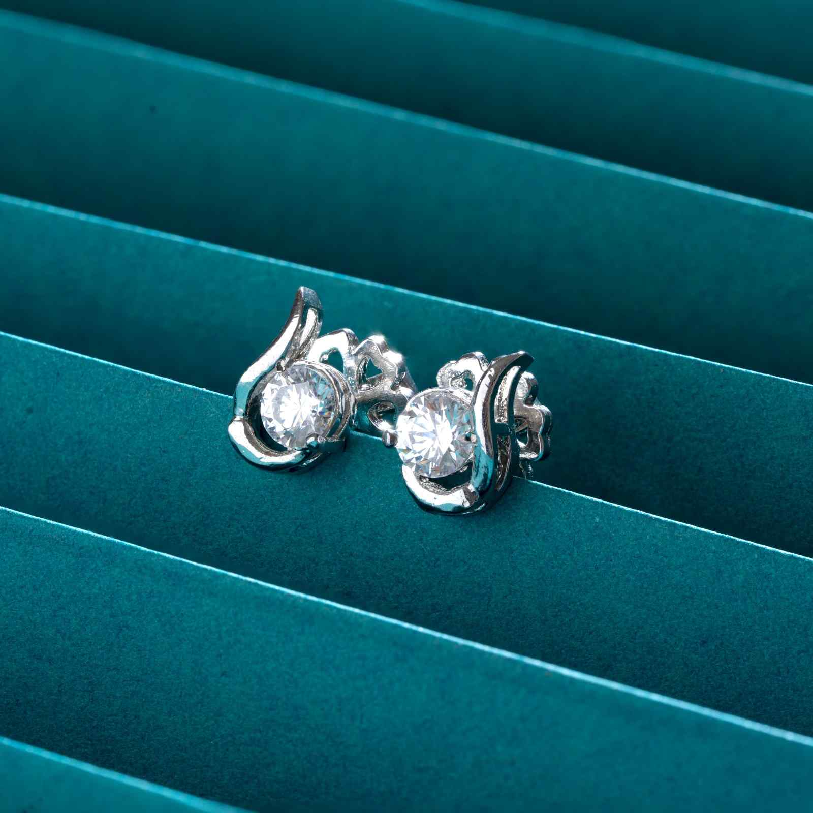 925 Sterling Silver Elegant Floral Solitaire Stud Earrings